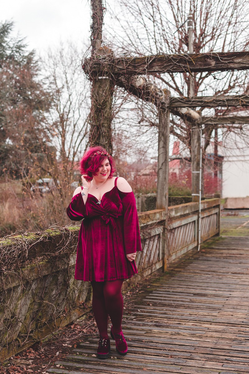 Ninaah Bulles, grande taille look, en 2019, entre blogeuse, shein, plussize, grande taille velours, burgundy, bordeau, rouge